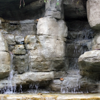Декоративный водопад из искусственных камней