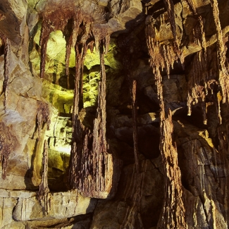 Сталактиты и сталагмиты в искусственной пещере