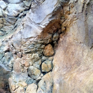 Скала из искусственного камня